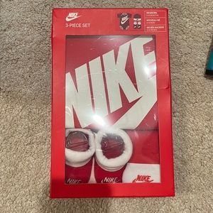 NWT nike newborn set 0-6 months